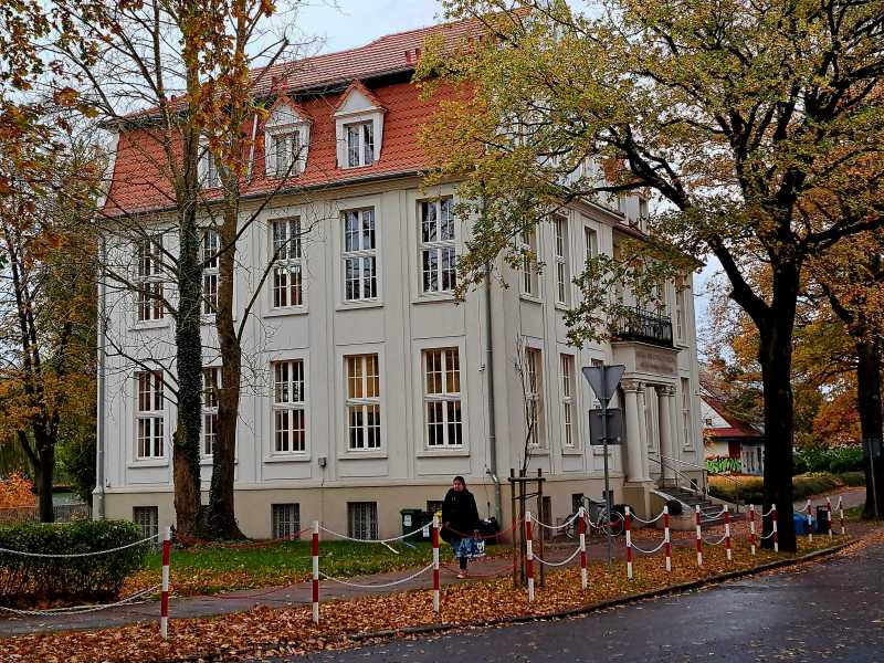 Biblioteka budynek jesień