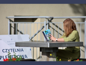 czytelnia w bibliotece
