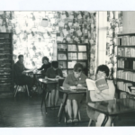 czytelnia w bibliotece