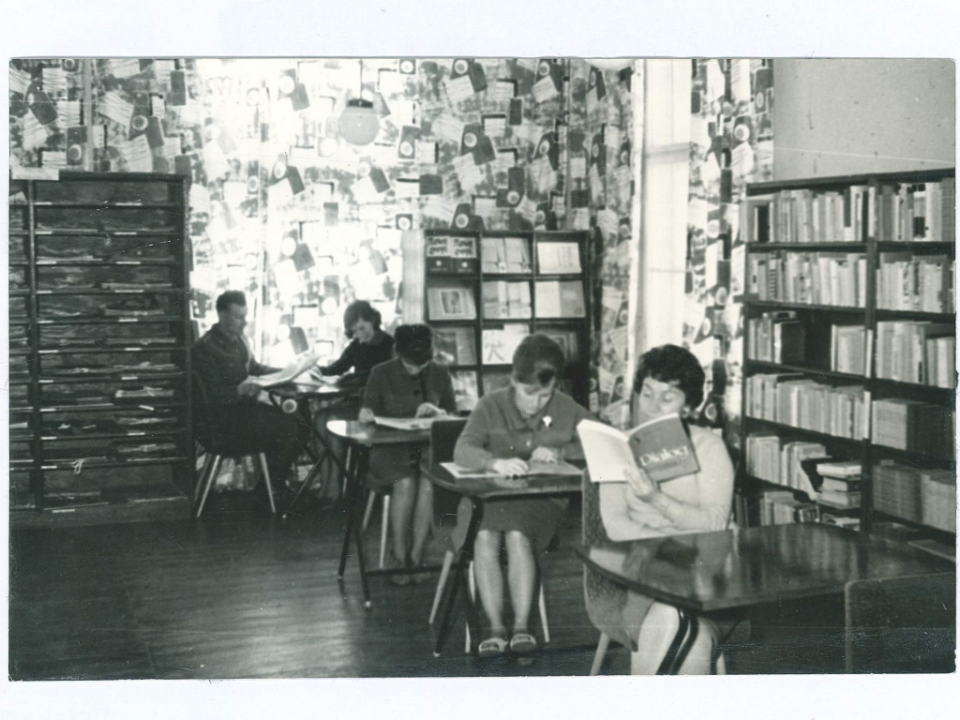 czytelnia w bibliotece