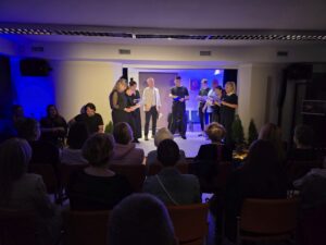 scena MBP z aktorami czytającymi "Dziady"