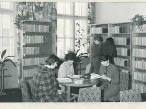 czytelnia w bibliotece