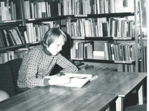 czytelnia w bibliotece